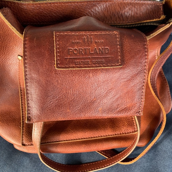 Portland Leather Crossbody Tote Medium - Picture 6 of 11